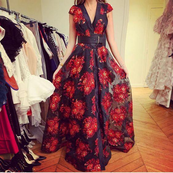 Robe longue du soir à fleurs rouges en relief – Maison Lou