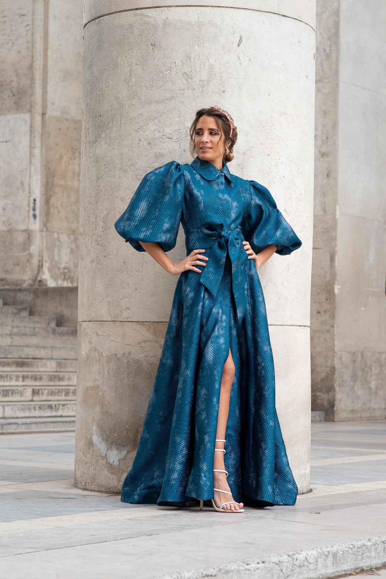 Astrid Robe en soie bleue, smocks et broderie