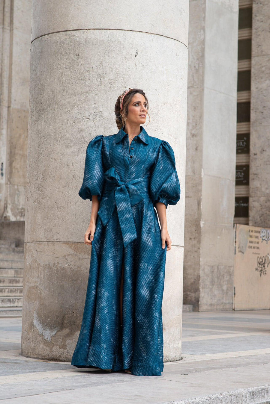 Robe longue du soir en jacquard bleu texturé - Maison Lou