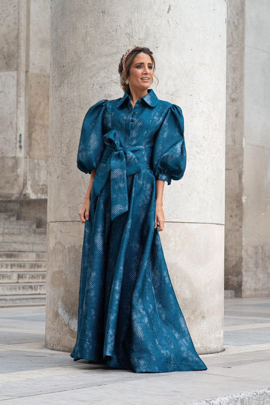 Robe longue du soir en jacquard bleu texturé - Maison Lou