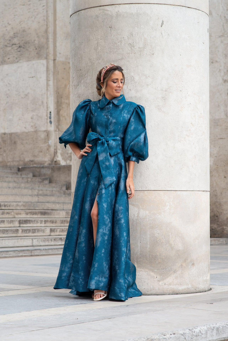 Robe longue du soir en jacquard bleu texturé - Maison Lou