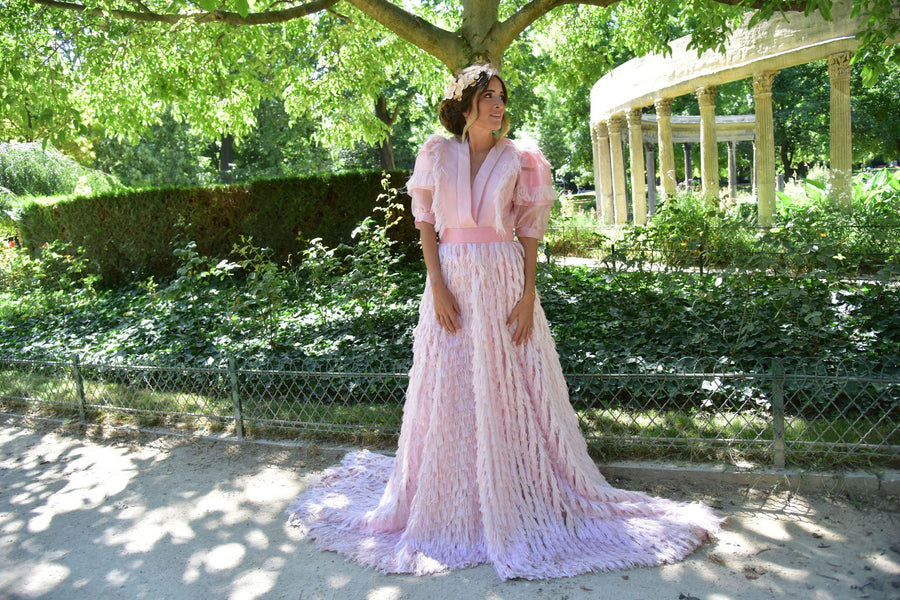 Robe longue du soir à plumes roses – Maison Lou