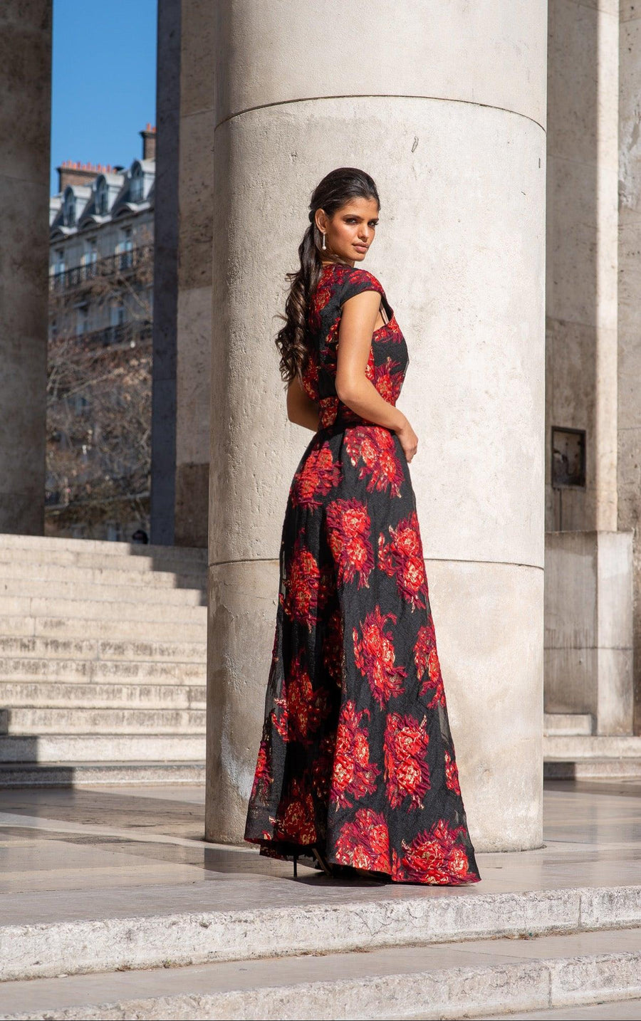 Robe longue du soir à fleurs rouges en relief – Maison Lou