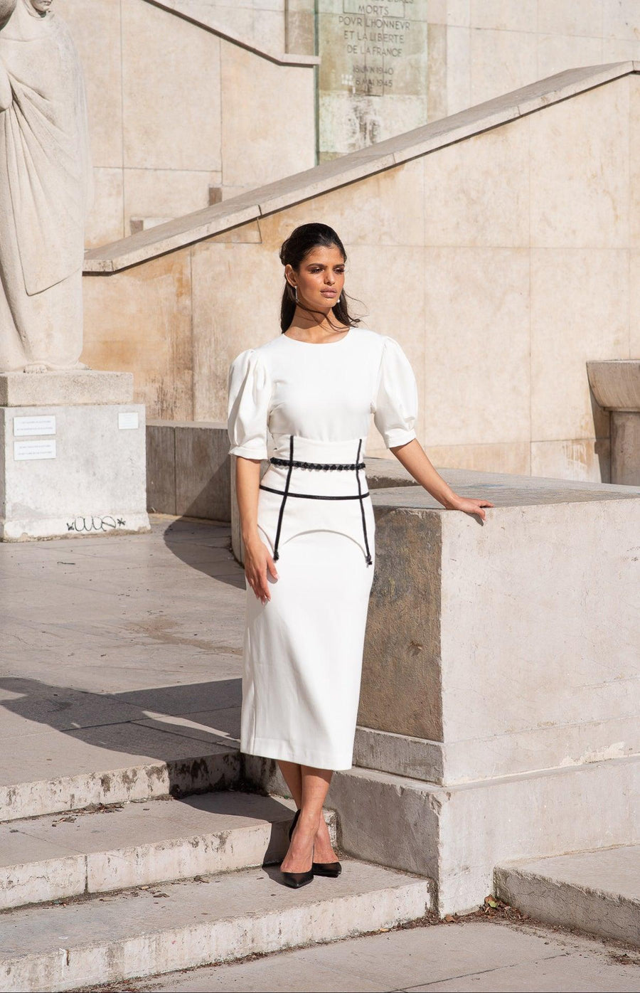 SHEIN MOD Robe midi romantique blanche et noire à fleurs en pointillés avec un nœud blanc, pour SHEIN MOD Robe midi romantique blanche et noire à fleurs en pointillés avec un nœud blanc, pour