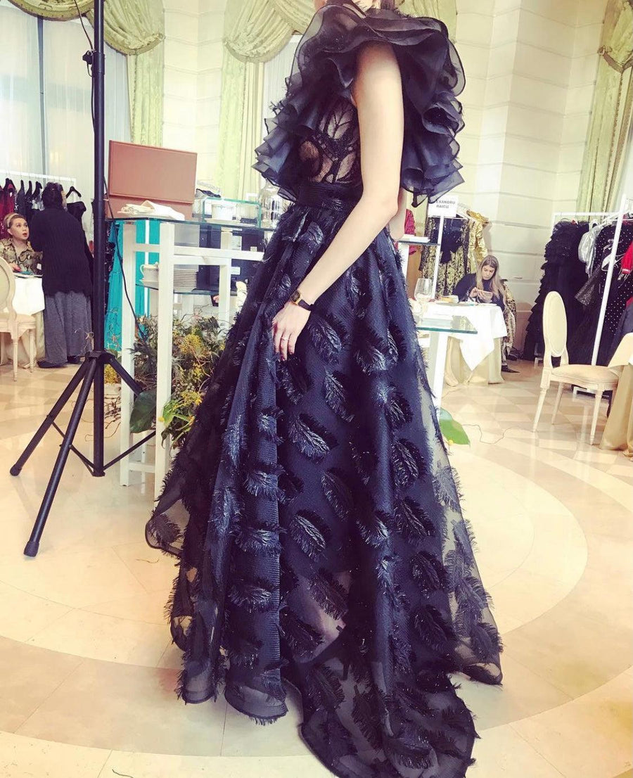 Robe longue défilé à plumetis noir – Maison Lou